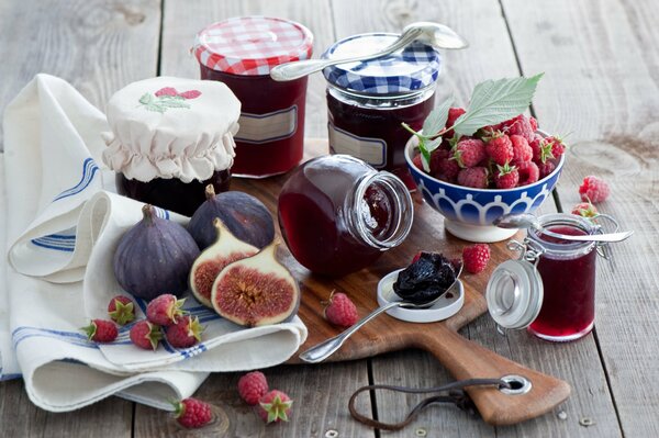 Deliziosa marmellata e marmellata di lamponi e fichi su una tavola