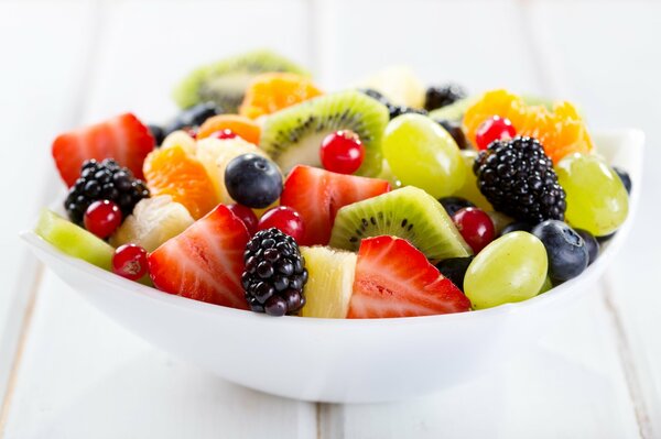 Obstsalat, Dessert aus Beeren und Früchten