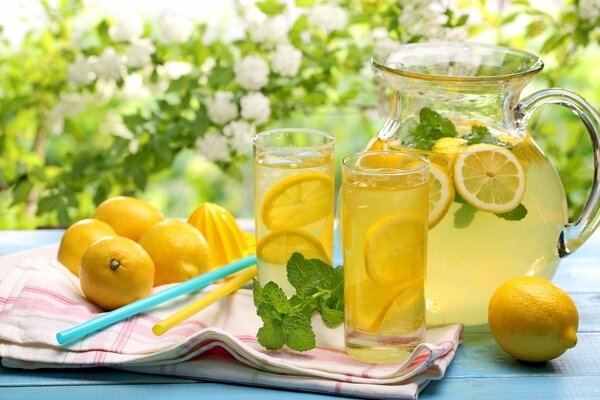 Свежий лимонад с лимоном летом