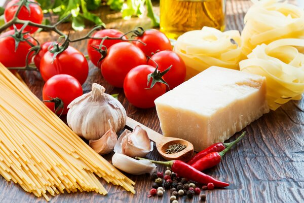 Spaghetti-, Käse- und Tomatengericht