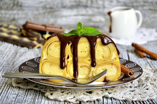 Dessert aus Pfannkuchen in Schokolade für dich