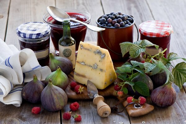 Martwa natura z sera, fig, dżemu i jagód