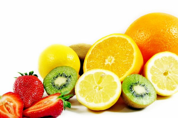 Limones, kiwis y fresas sobre un fondo claro