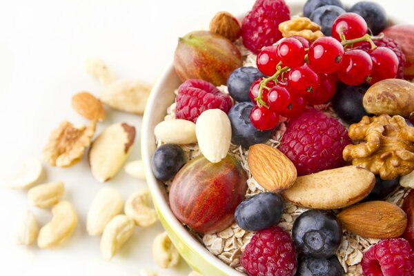 Plato de utilidad: granola, frutas y nueces