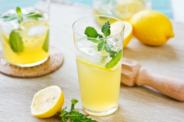 Frisch gepresster Zitronensaft mit Minze. Ein Vorrat an Vitaminen