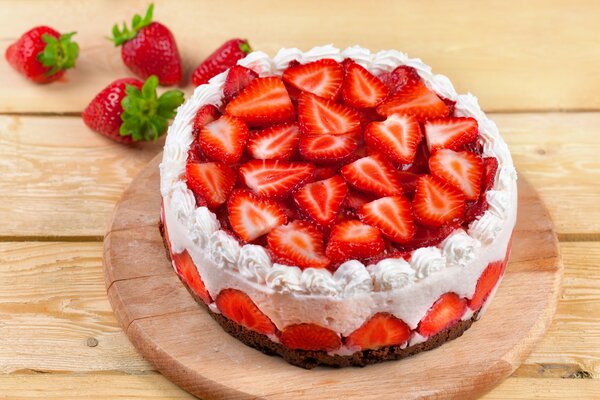 Torta con crema di riempimento e decorazione di fragole