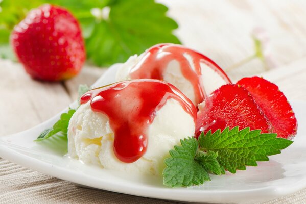 Refreshing ice cream with mint and strawberries