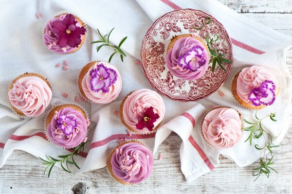 Hermosos cupcakes multicolores con flores