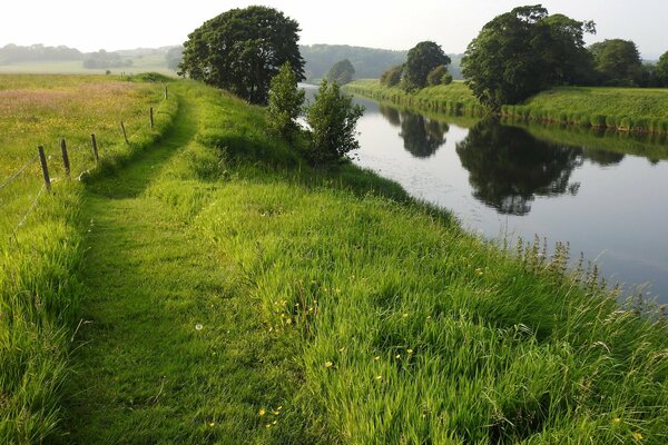 Die Natur Großbritanniens ist ein Fluss, Gras und Wege