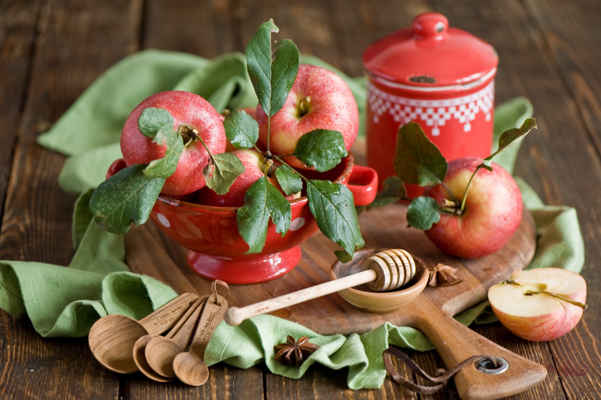 manzanas rojo fruta gotas vajilla tabla cuchara naturaleza muerta otoño anna verdina