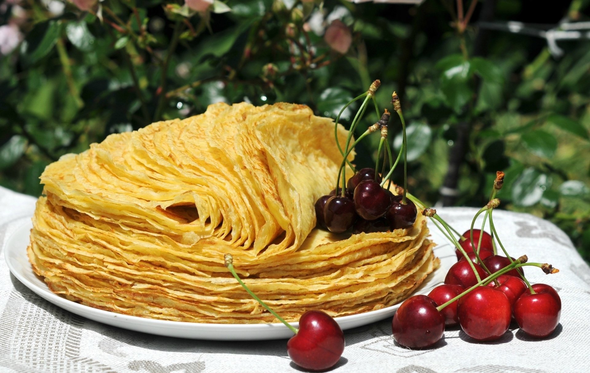 table assiette crêpes cerise cerise lumière