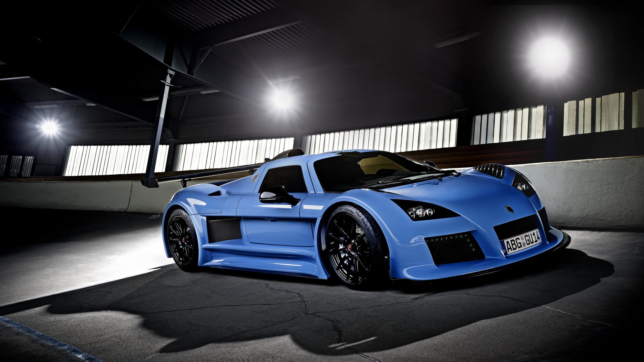 gumpert apollo s faros azul lujo