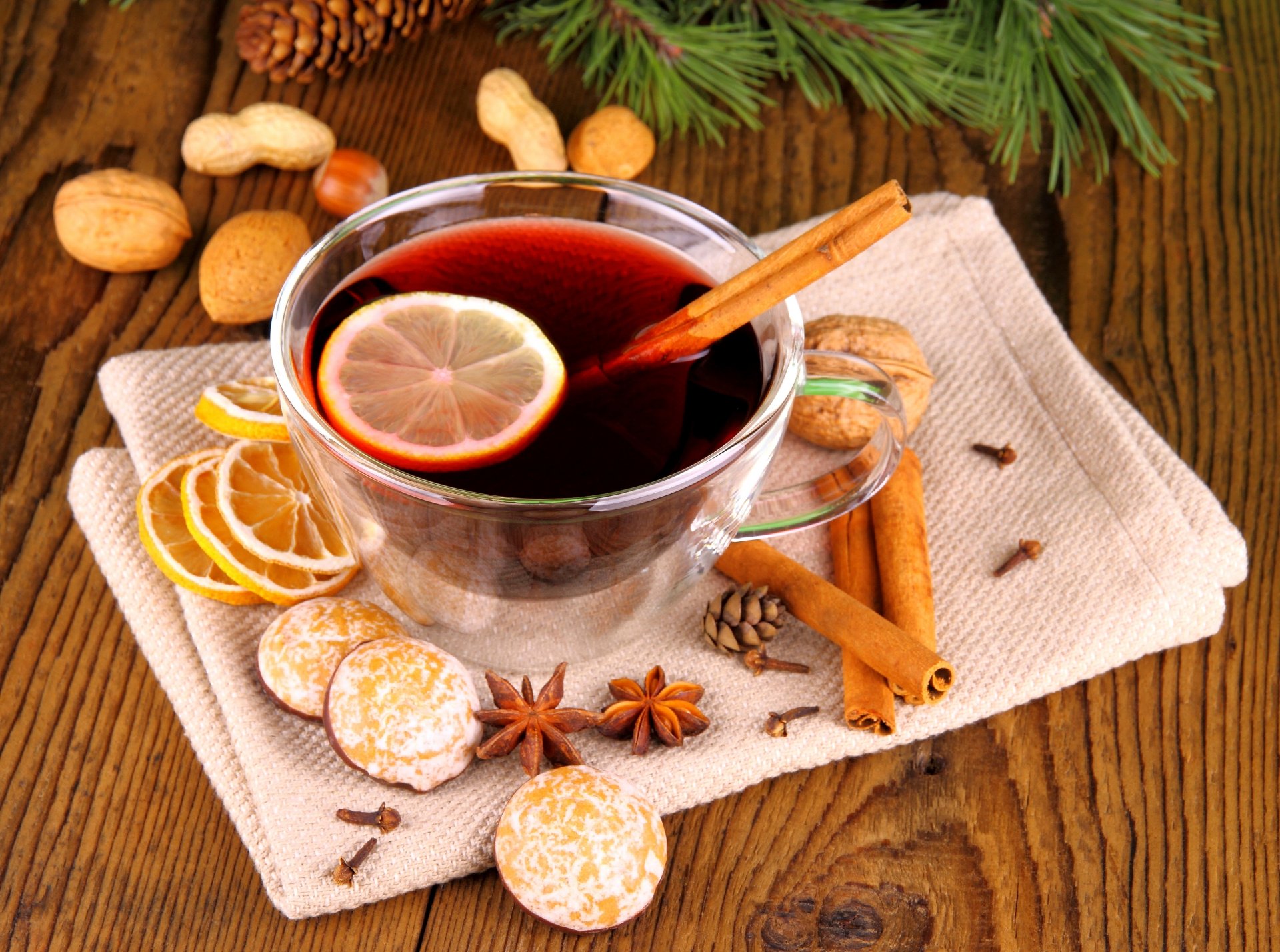 vino caliente bebida taza limón galletas especias canela anís nueces invierno vacaciones