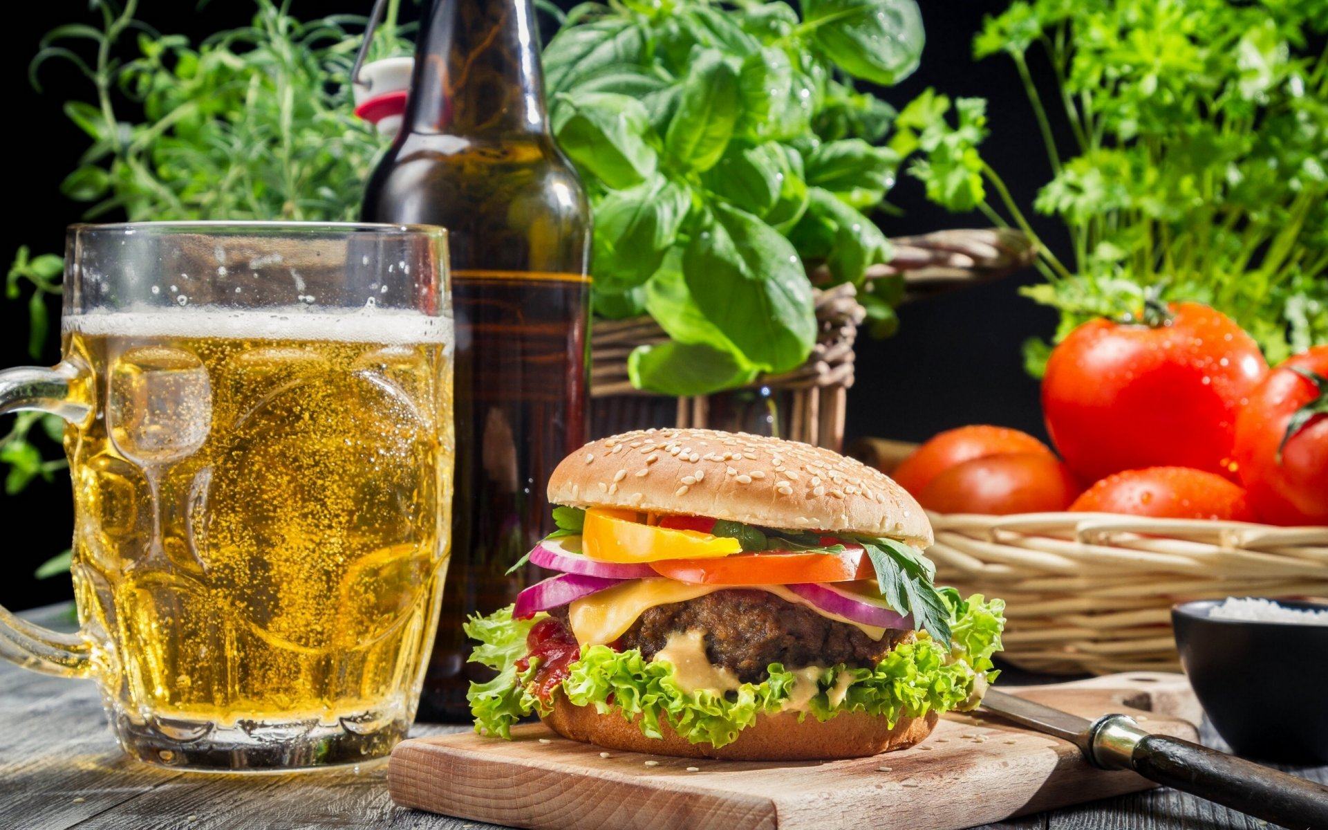 hamburger birra pomodori bicchiere verdure