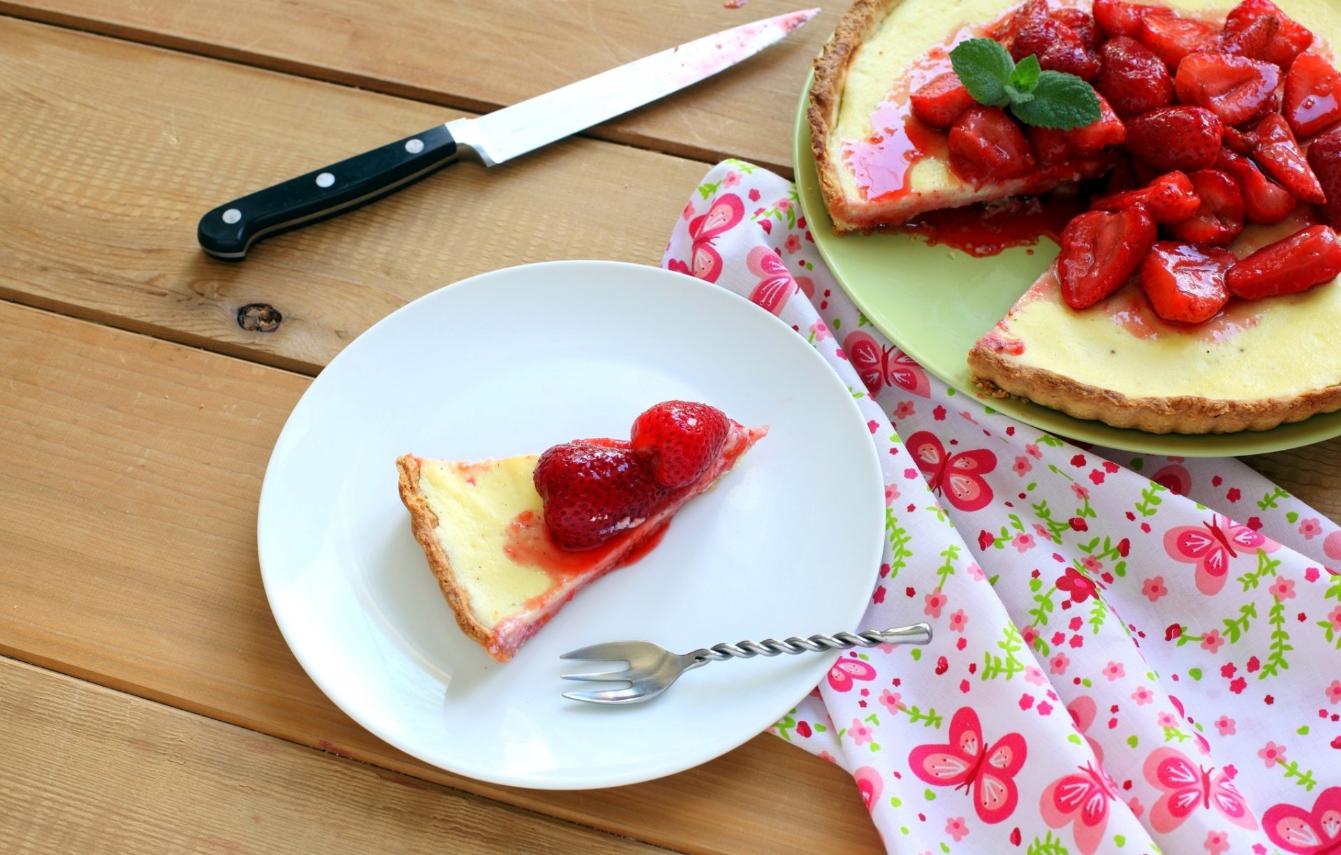 kuchen erdbeeren beeren backen dessert geschirr tisch