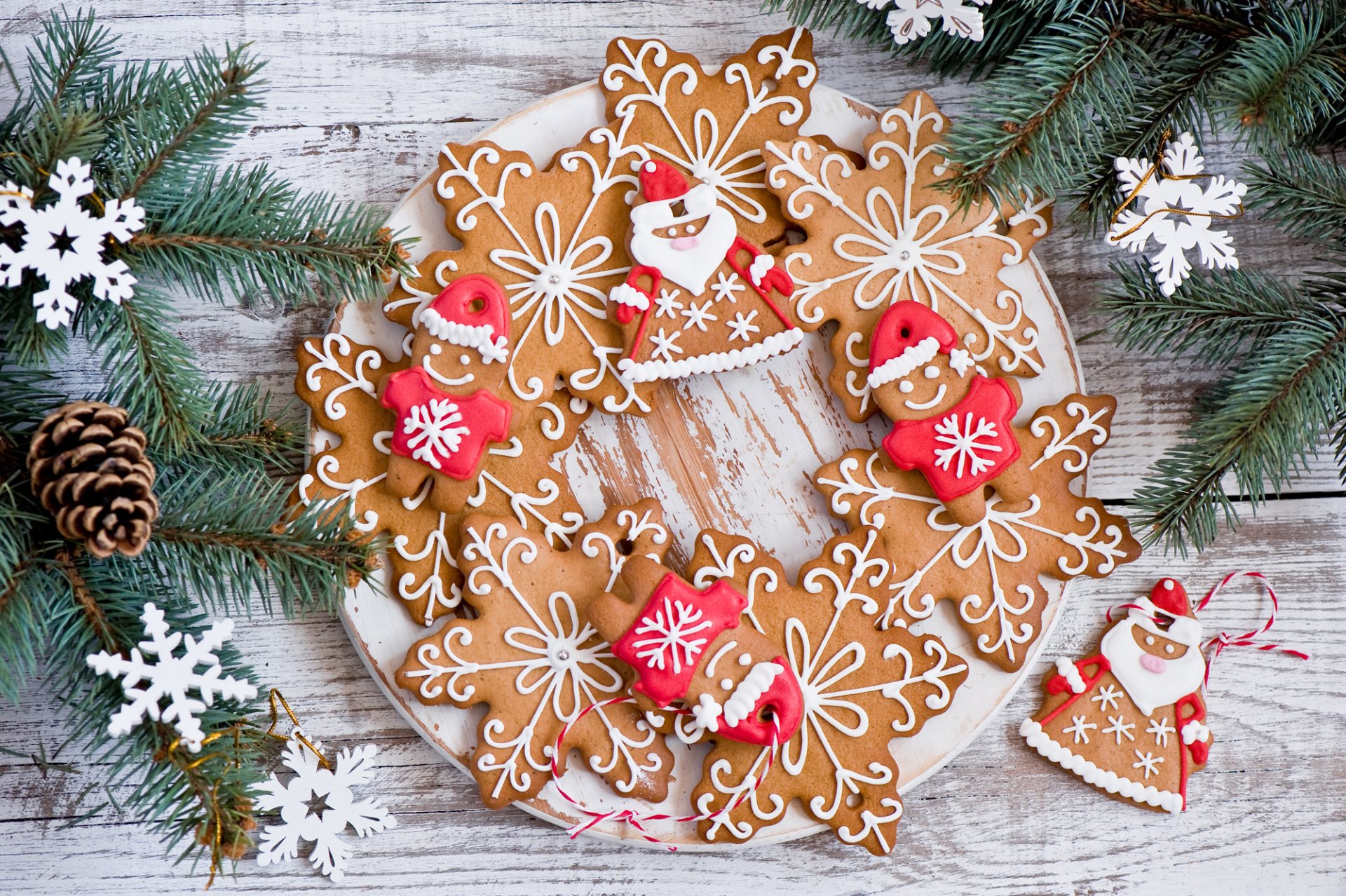 galletas pasteles pan de jengibre postre dulces comida figuras estrellas hombres plato copos de nieve ramas abeto conos invierno vacaciones año nuevo navidad anna verdina