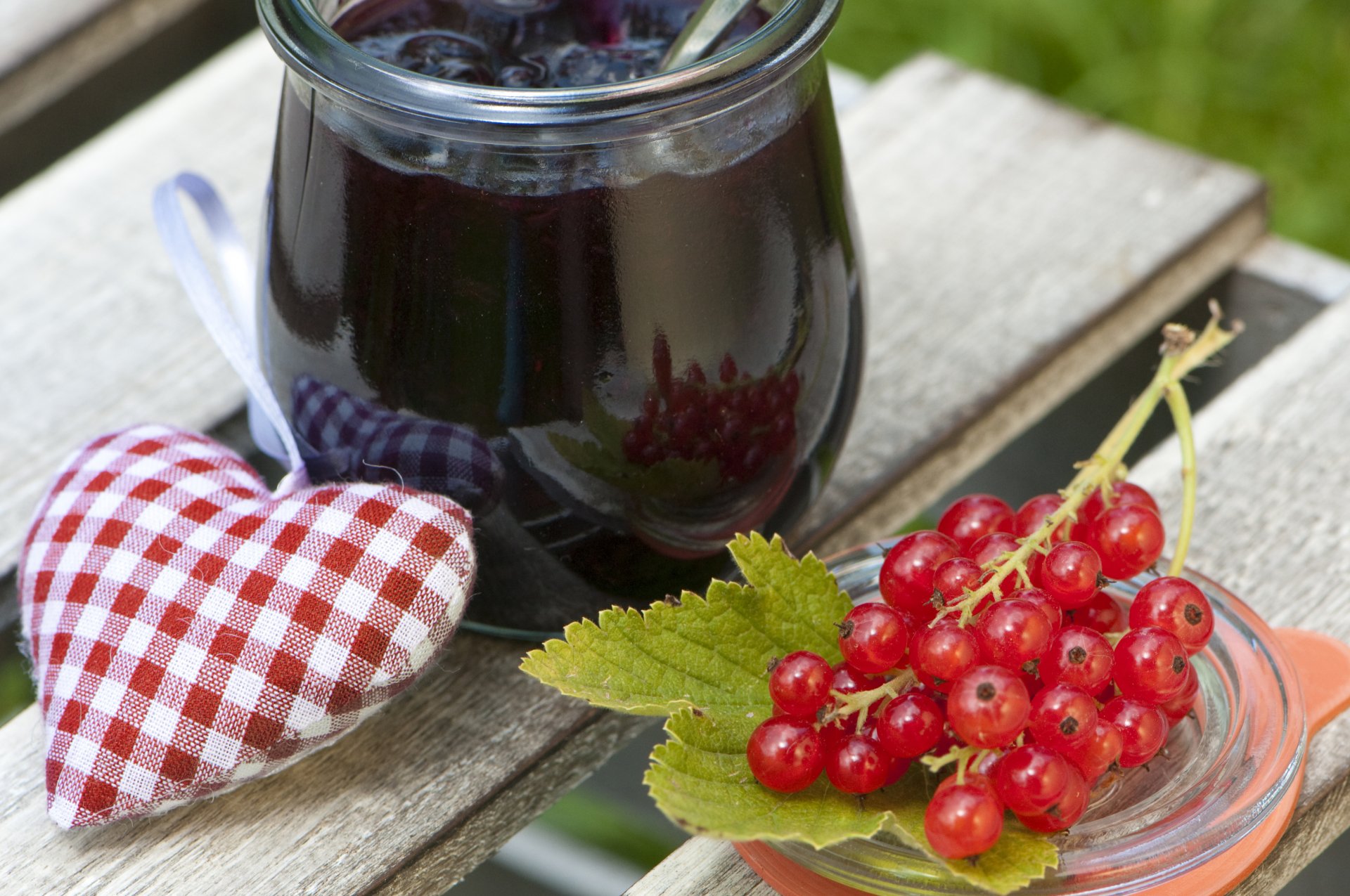 cuore marmellata vaso ribes rosso foglie bacche