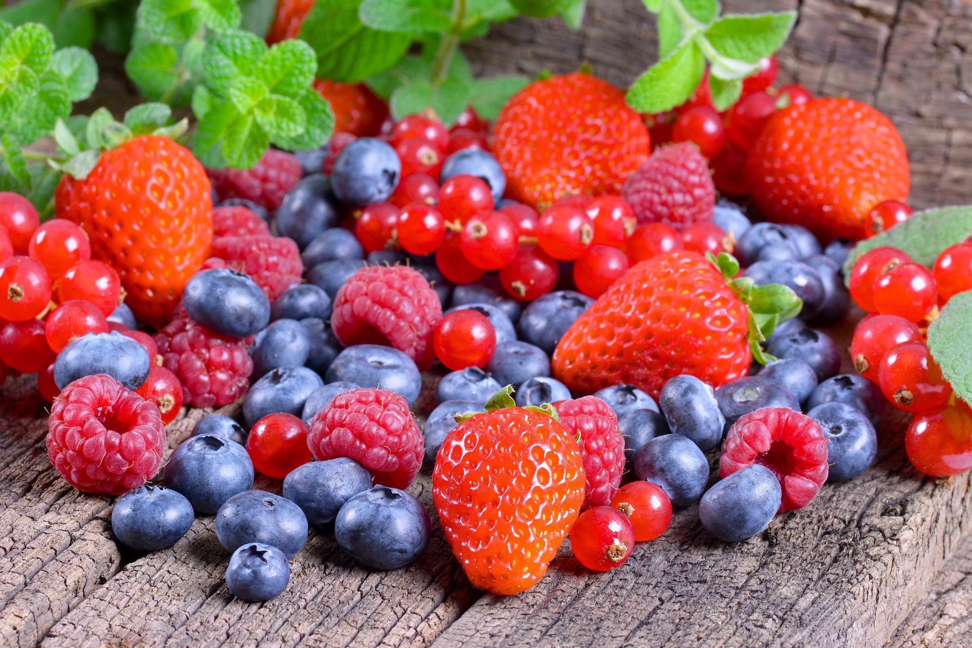 bayas fresas arándanos frambuesas grosellas rojas dispersión