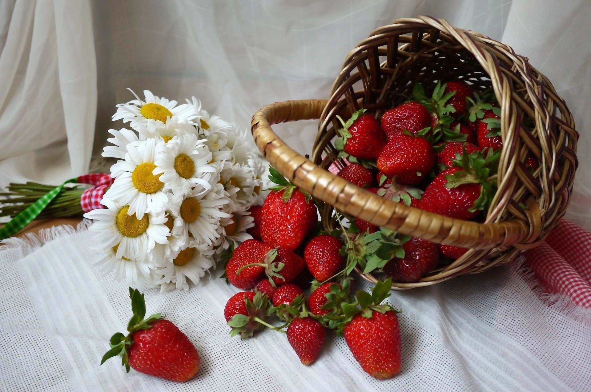 panier fraise bouquet camomille