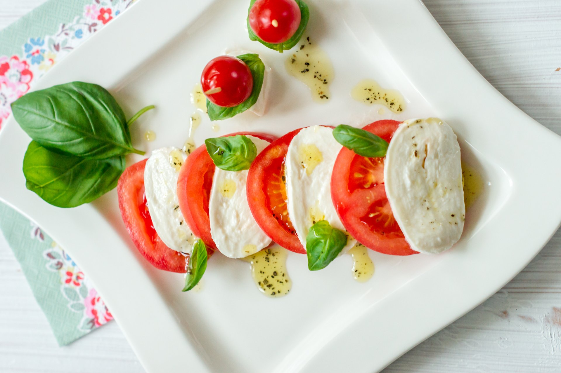 insalata cibo caprese antipasto basilico pomodori mozzarella formaggio burro