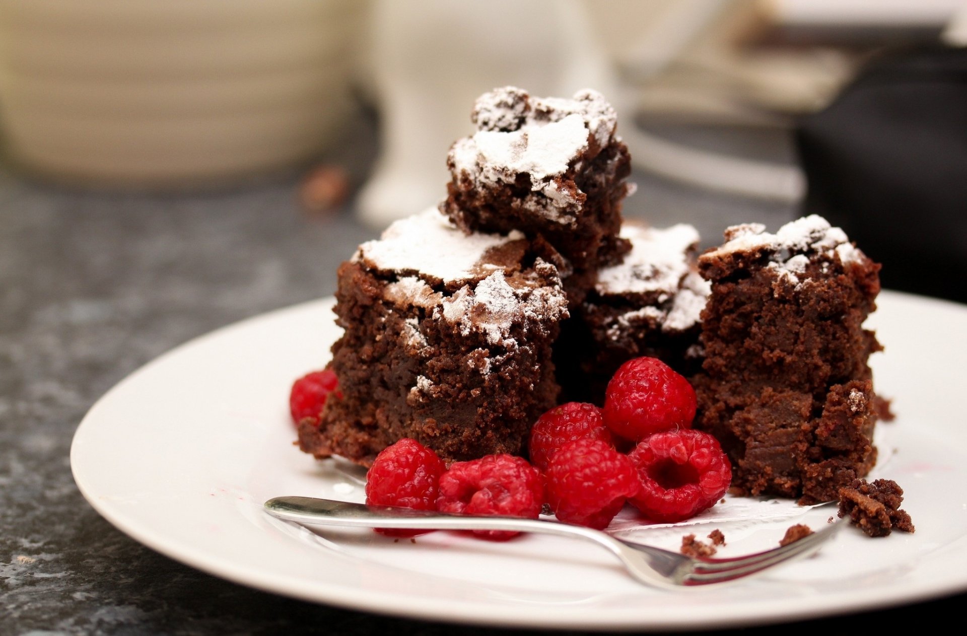 framboise gâteau au chocolat gâteau tarte sucre en poudre dessert cuisson alimentaire fourchette assiette