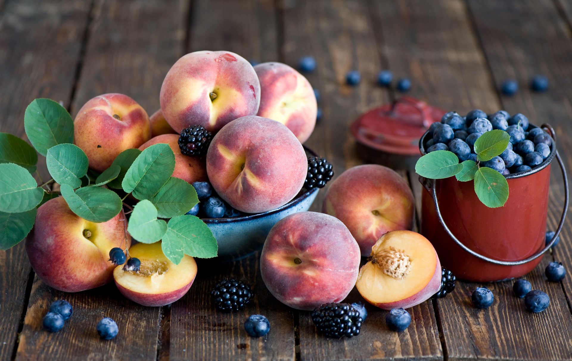 fruits baies pêches mûres myrtilles seau