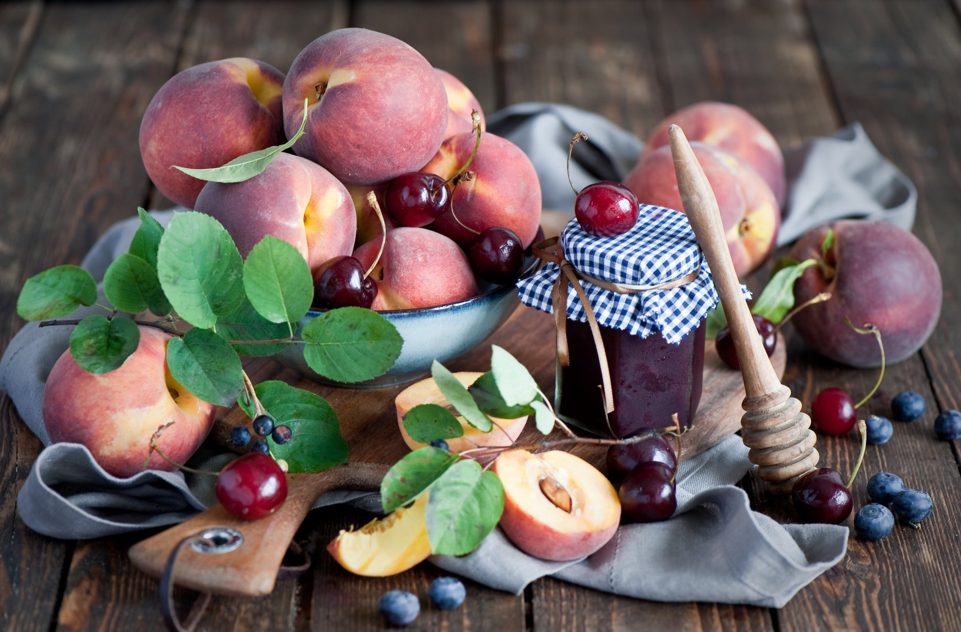 pfirsiche beeren marmelade kirschen blaubeeren stillleben