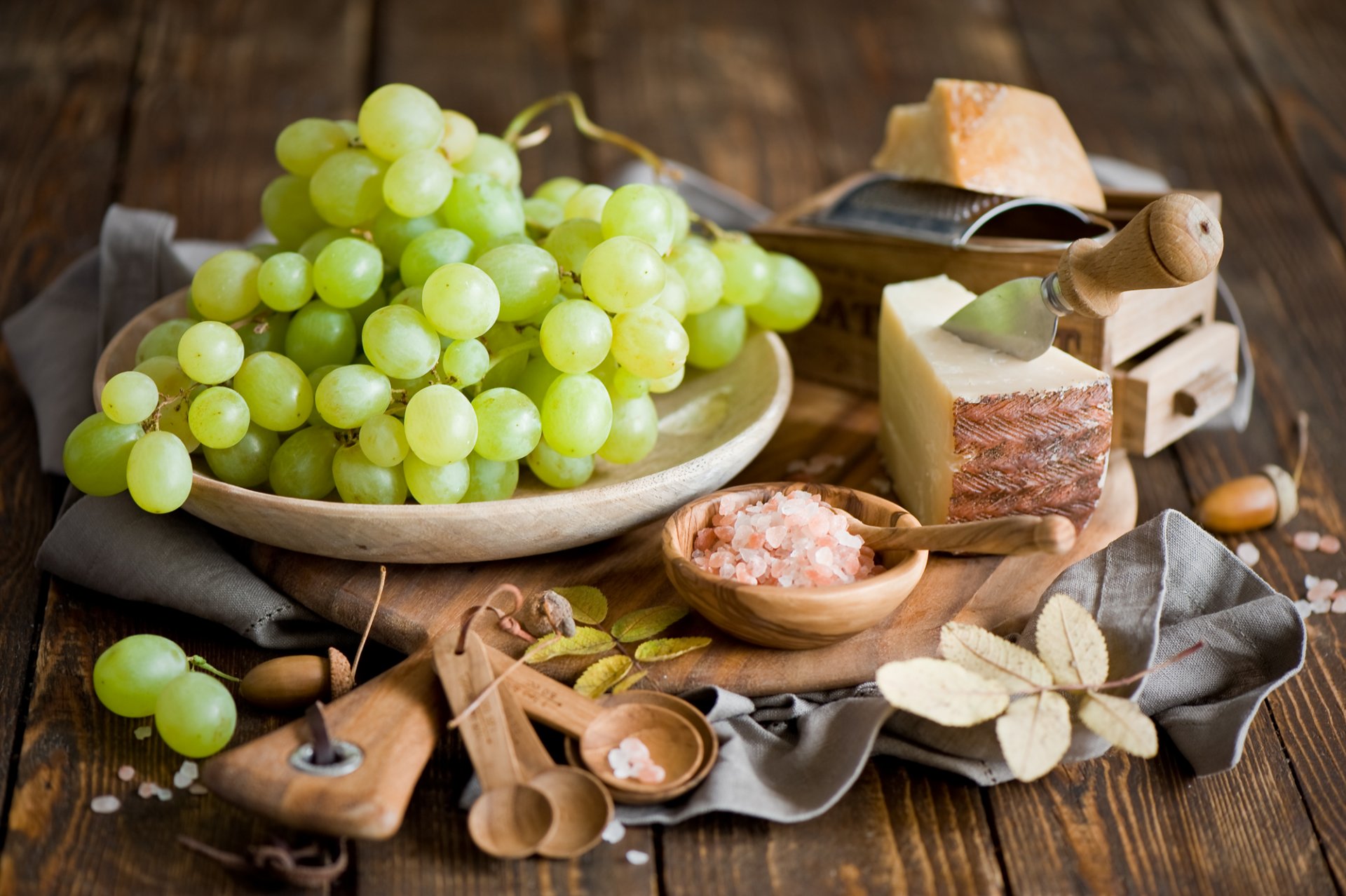 uvas blanco racimos queso parmesano sal cucharas vajilla hojas otoño anna verdina