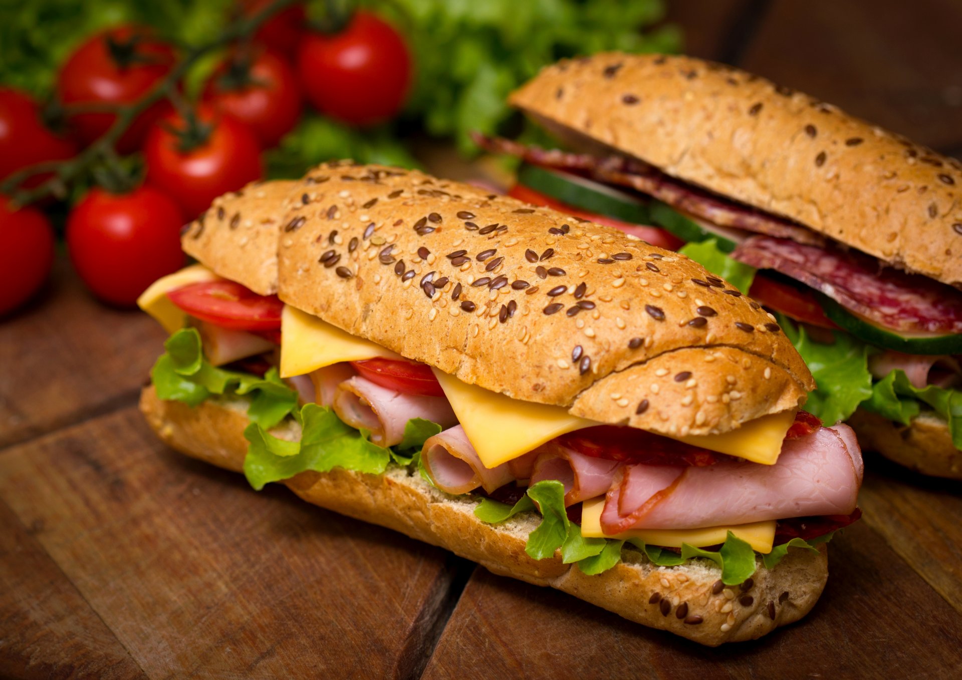 sandwichs sandwichs pain brioches jambon charcuterie salami salade fromage tomates cerises