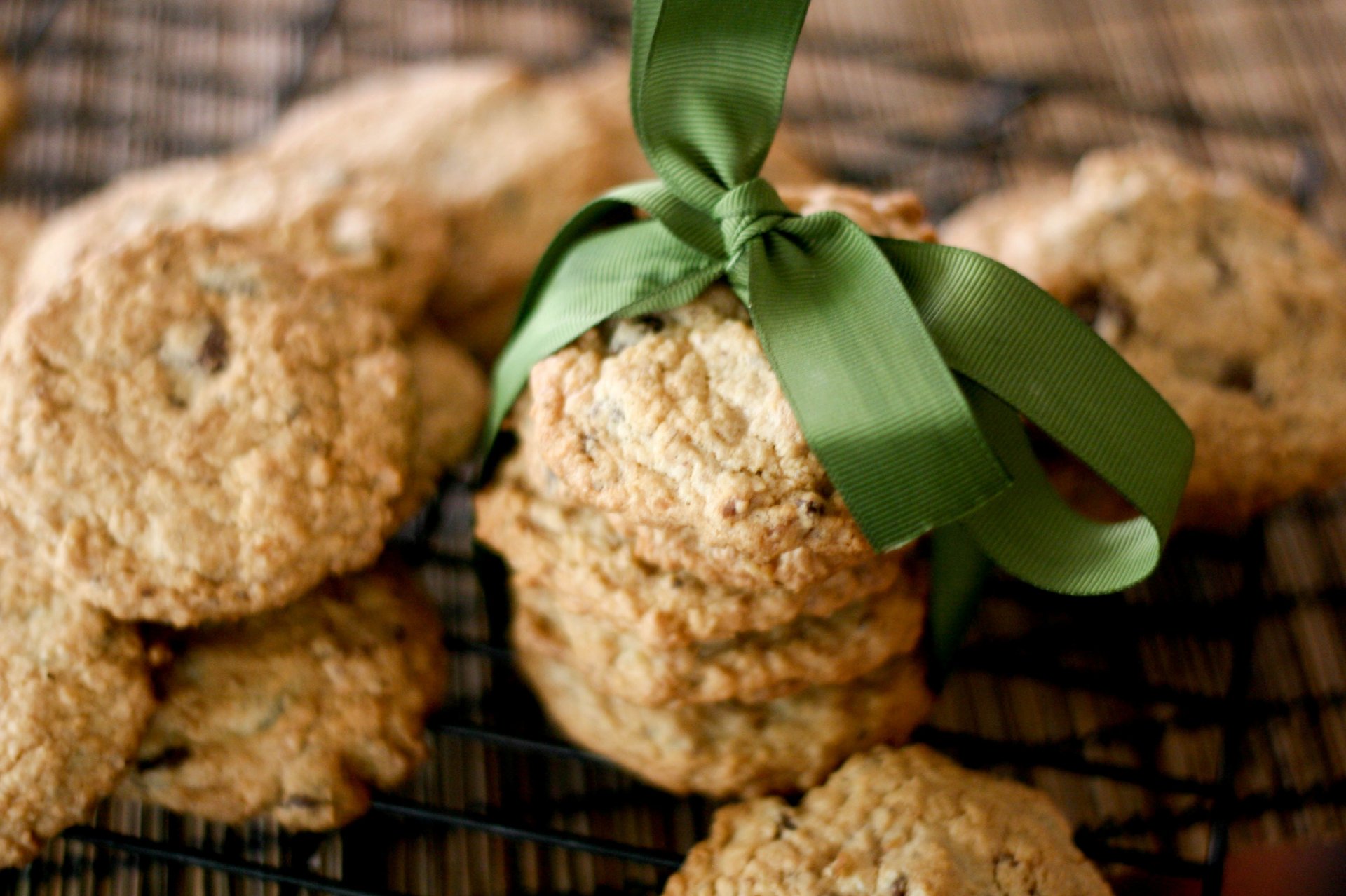 cibo biscotti regalo fiocco verde cottura biscotti sfondo carta da parati widescreen schermo intero widescreen widescreen