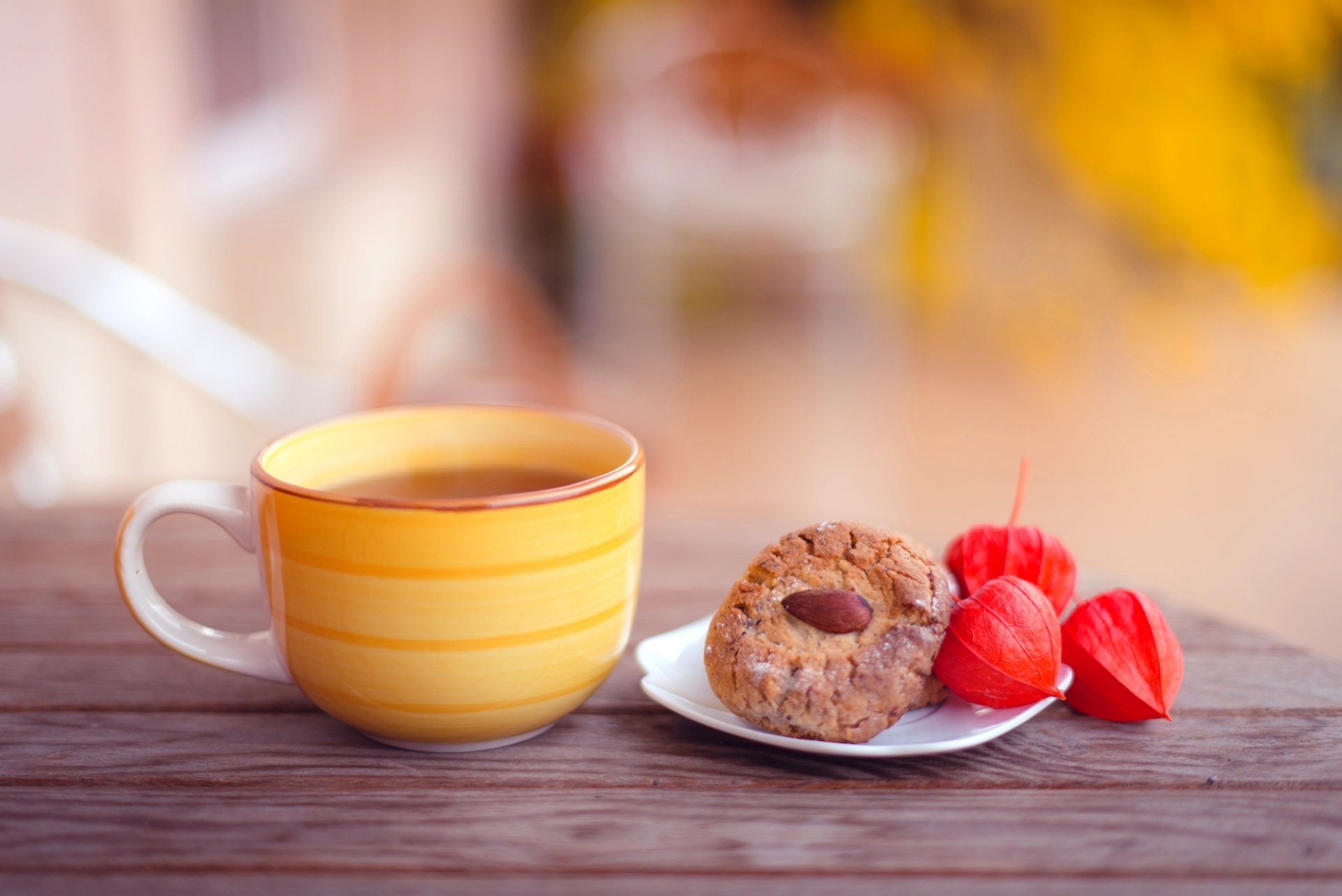 tazza giallo tè biscotti mandorle cottura tavolo autunno