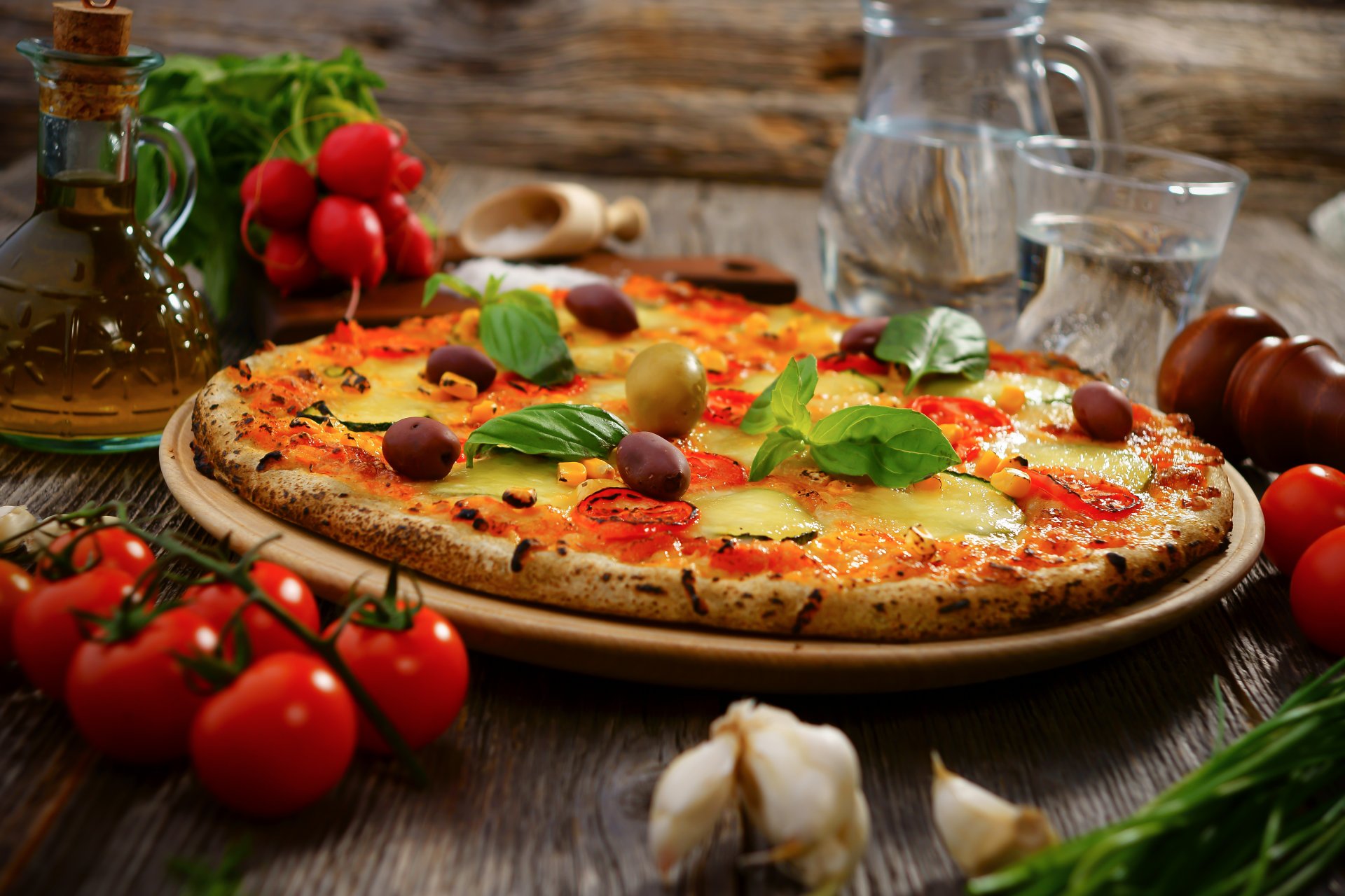 pizza olives fromage tomates ail radis légumes eau huile plat repas