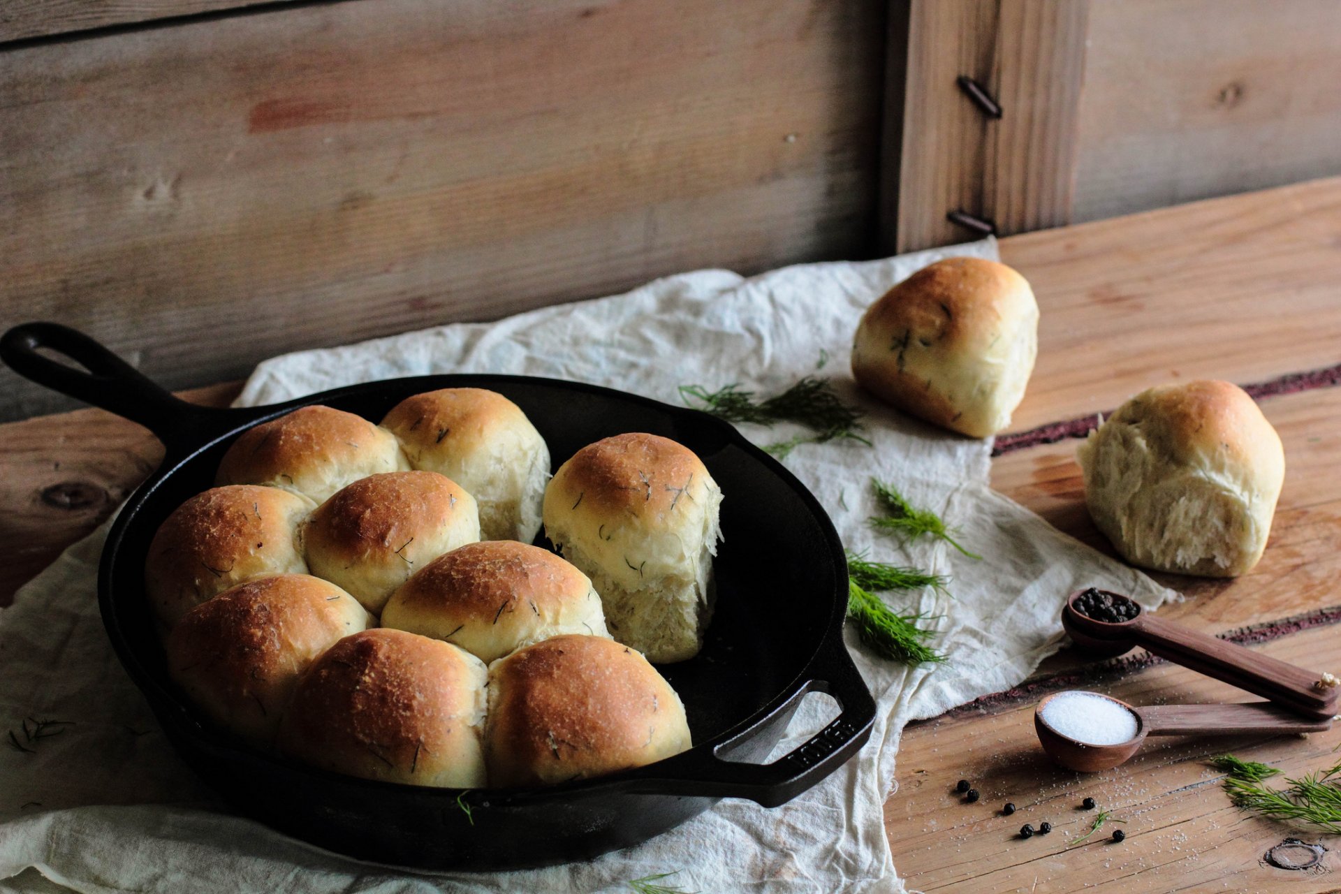 brötchen rolls dill abendessen rolls bäckerei tee koffee süßigkeiten kuchen frühstück kaffee gebäck mittagessen bratpfanne grüns pfeffer salz