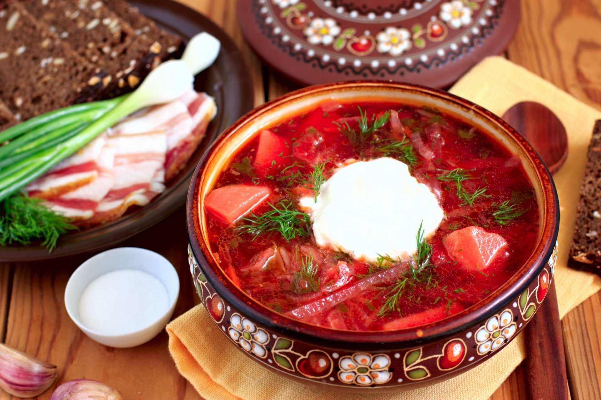 primo piatto borscht panna acida cipolle strutto pane aglio