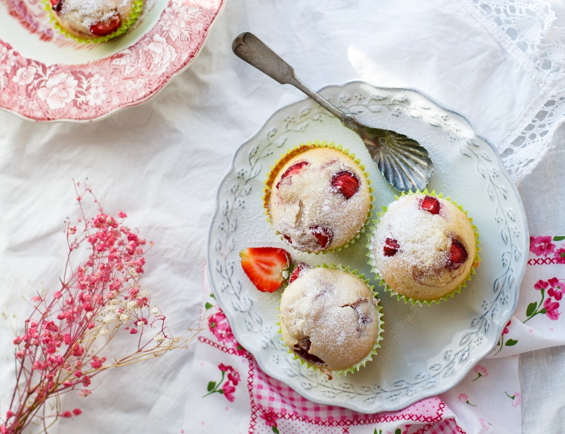 dessert pâtisseries muffins farce baies fraises sucré assiette cuillère nappe