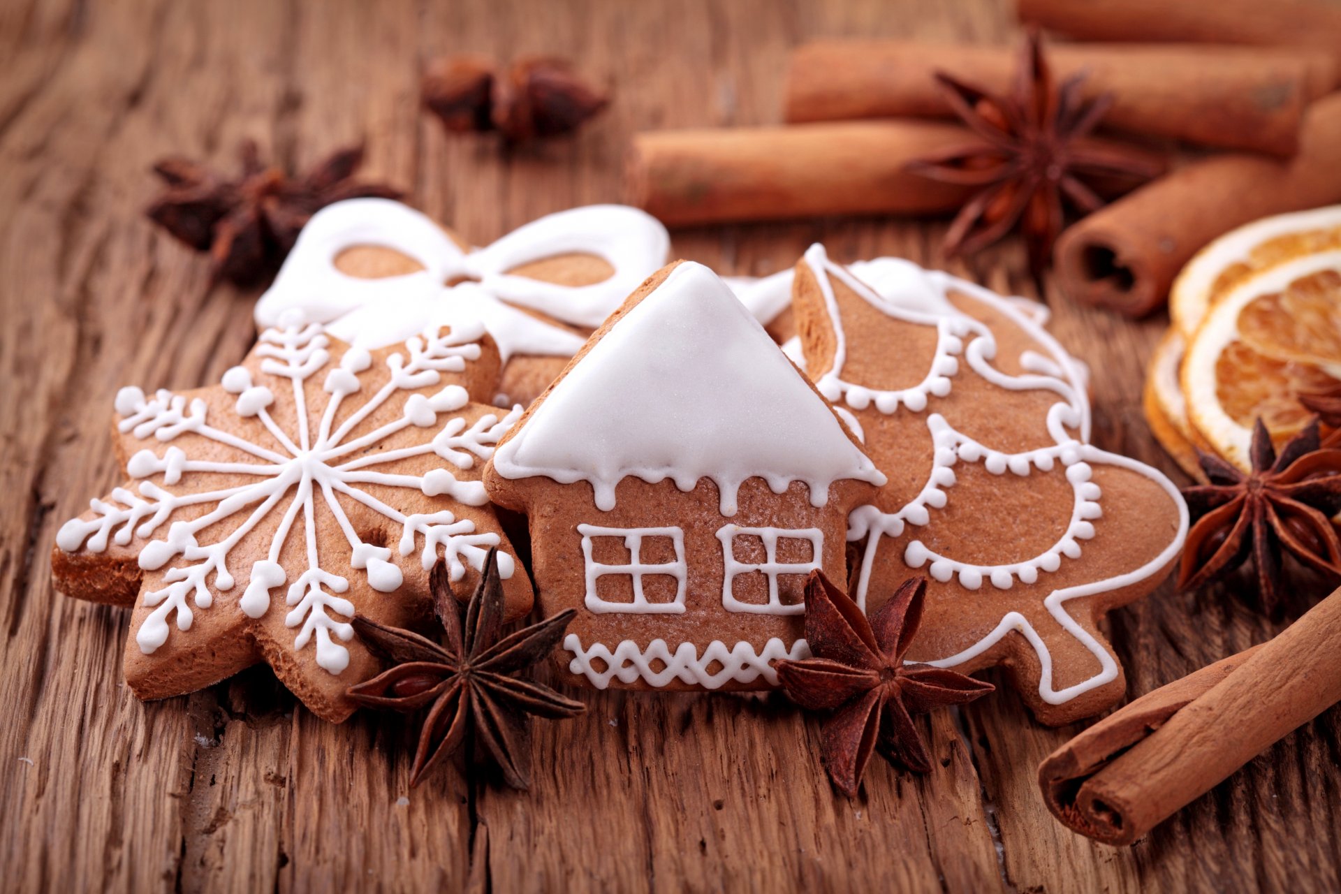 kekse backen figuren haus weihnachtsbaum schneeflocke gewürze nüsse zimt sternanis anis süßigkeiten neujahr weihnachten feiertage