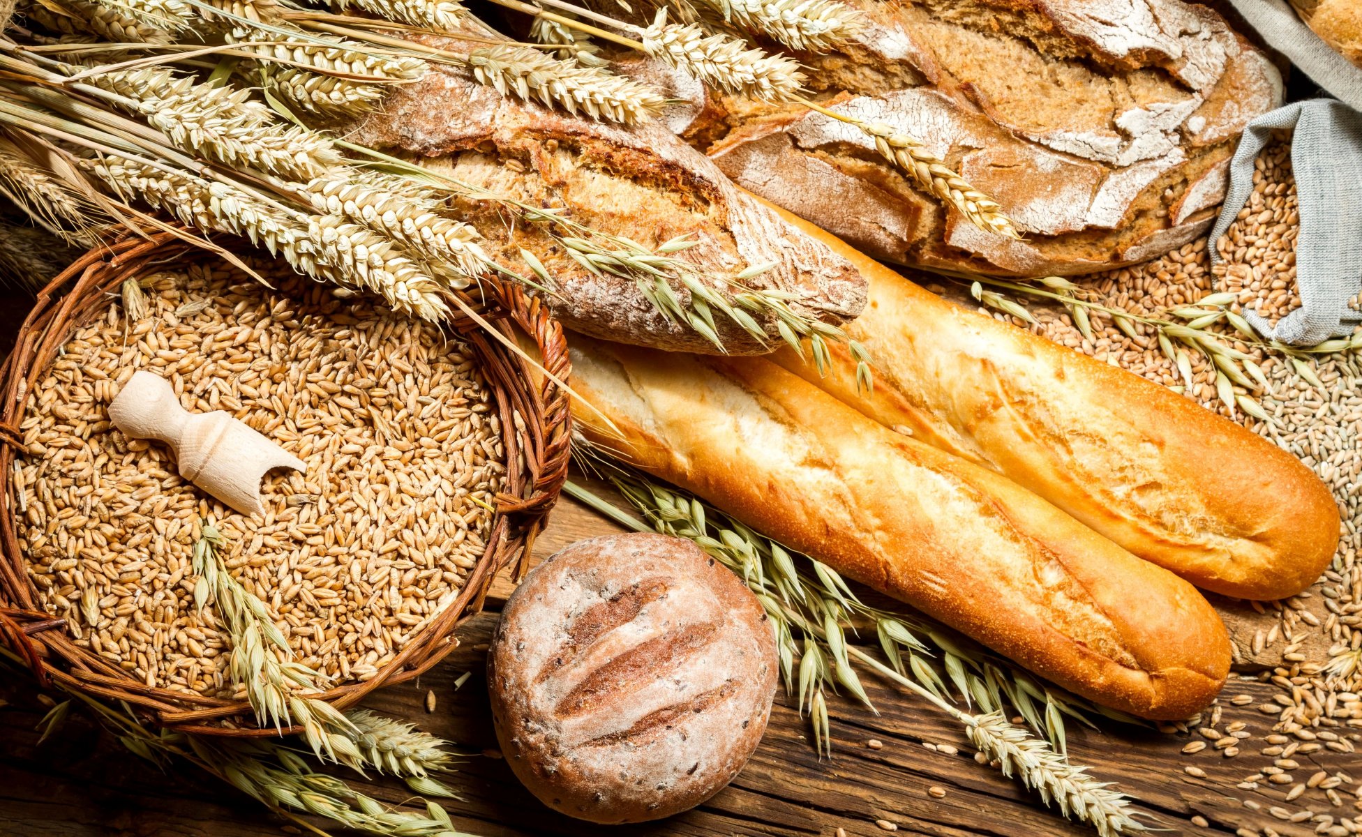 brot roggen rund brote backen korb säcke getreide weizen ährchen ähren tisch