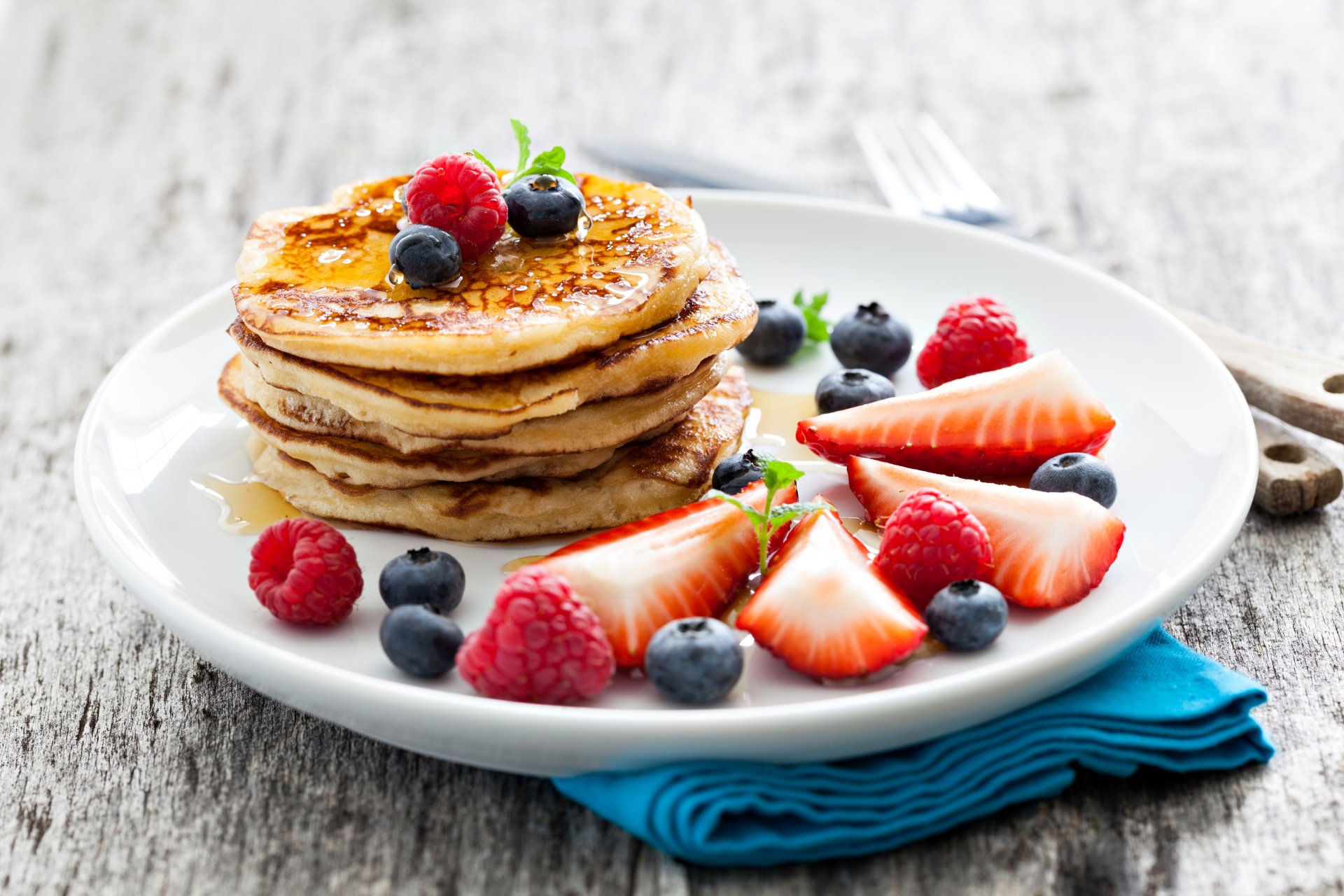 panqueques panqueques buñuelos plato bayas arándanos frambuesas fresas miel comida