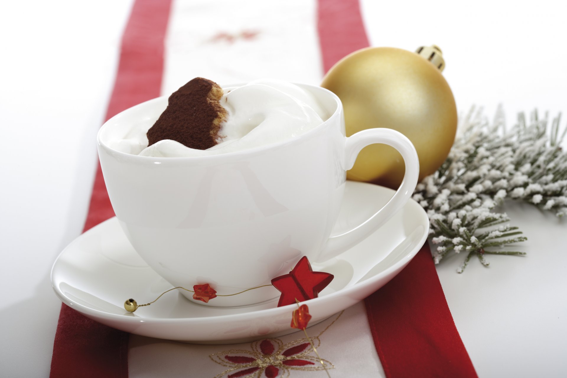 tazza biscotto cioccolato crema dessert palla oro giocattolo ramo tavolo vacanze nuovo anno natale