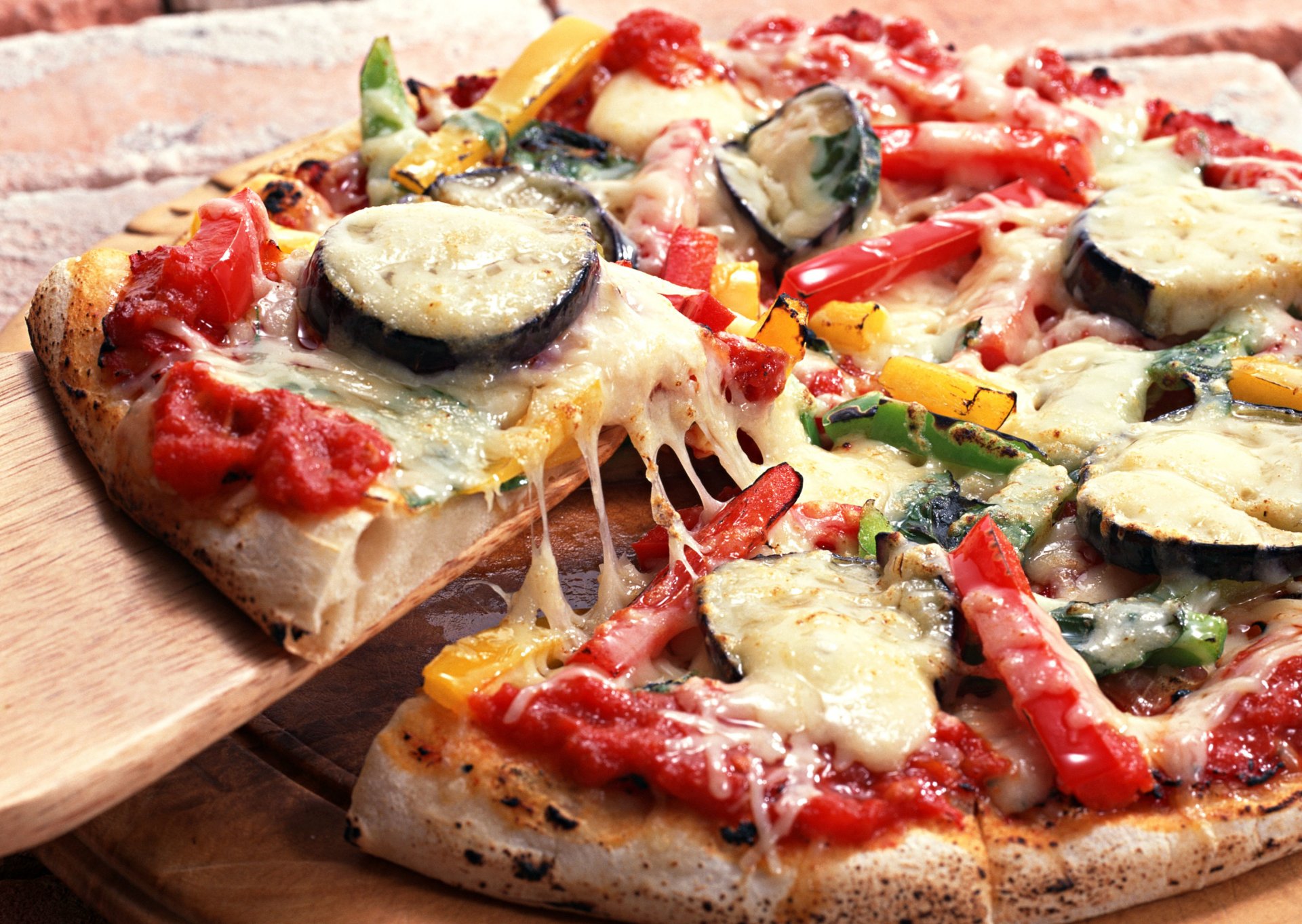 pizza italian cuisine tomato onion bell pepper hot pepper eggplant greens cheese vegetables diet torment pepper green