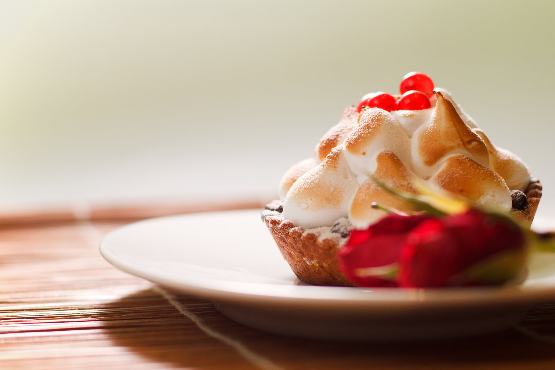 creme kuchen törtchen beeren johannisbeere rot backen dessert blumen rosen