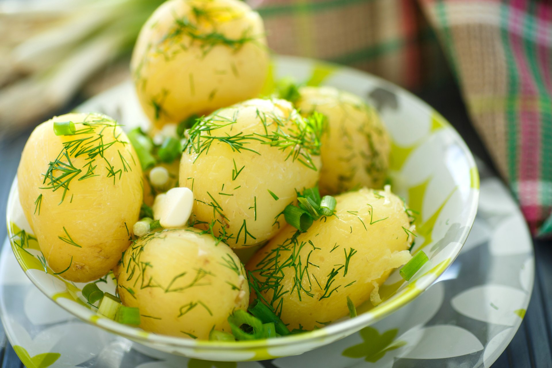 essen kartoffeln kartoffeln heiß gekocht dill grün zwiebel öl yum-yum essen bauern könige unschärfe bokeh hintergrundbilder