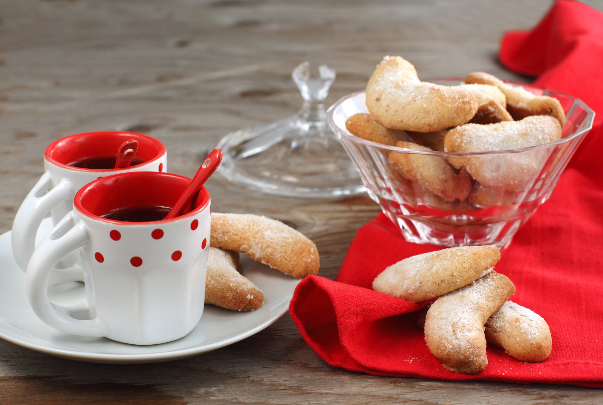 café tazas cucharas galletas pasteles