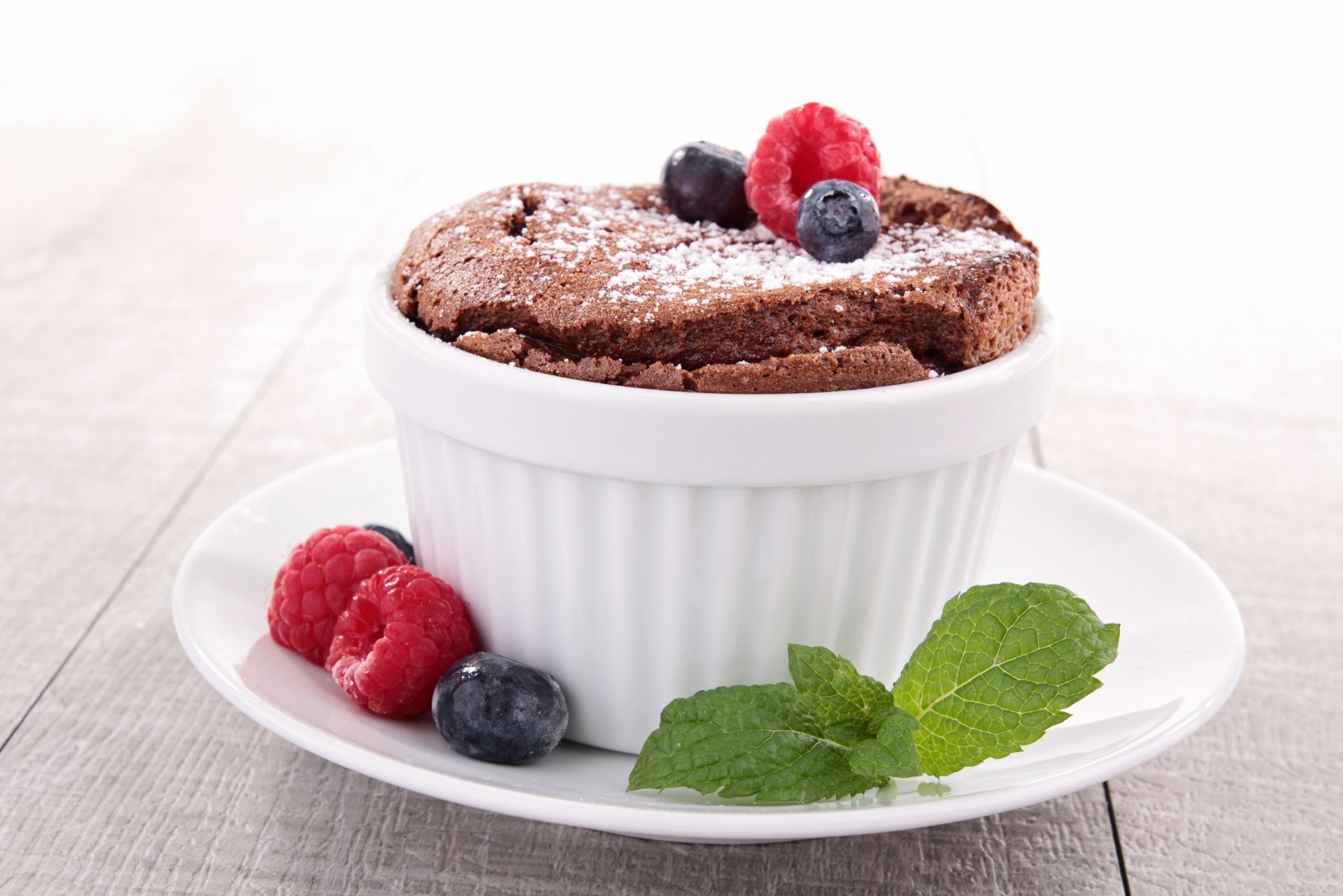 soufflé au chocolat dessert fruits bleuets framboises tasses framboises