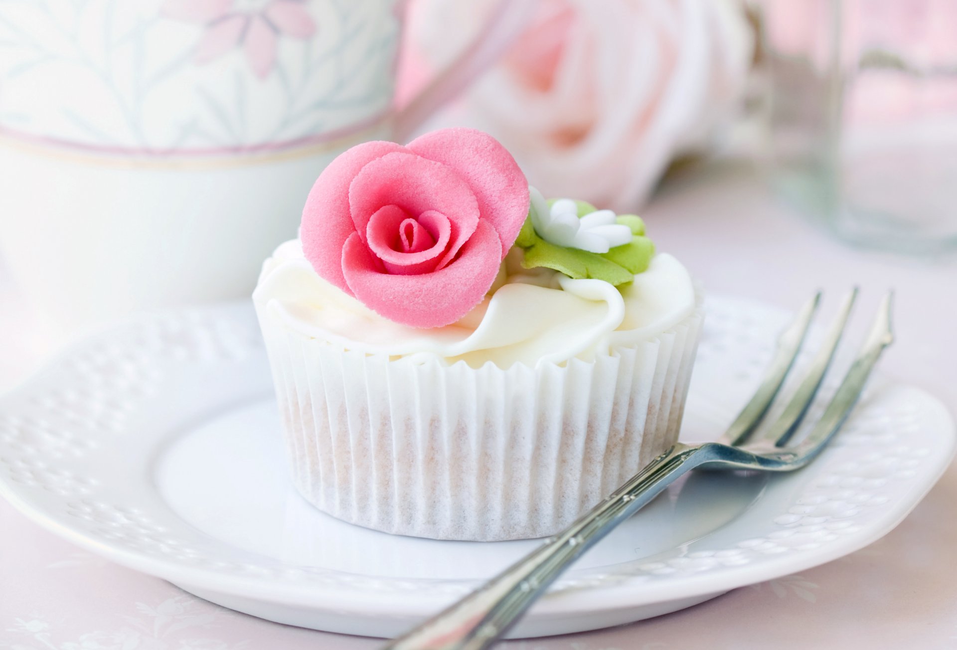 gâteau crème rose cupcake alimentaire dessert vaisselle assiette fourchette