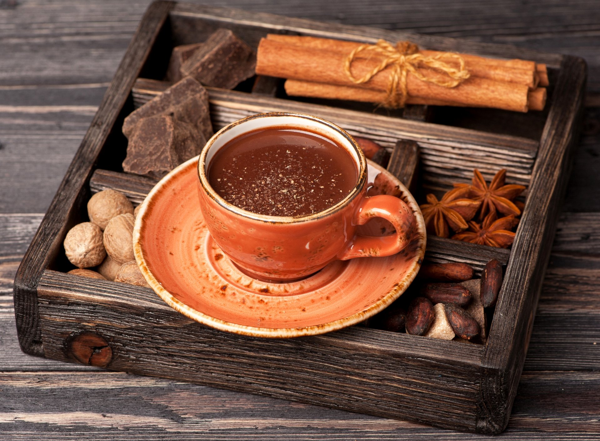 trinken heiß schokolade tasse untertasse nüsse zimt anis gewürze