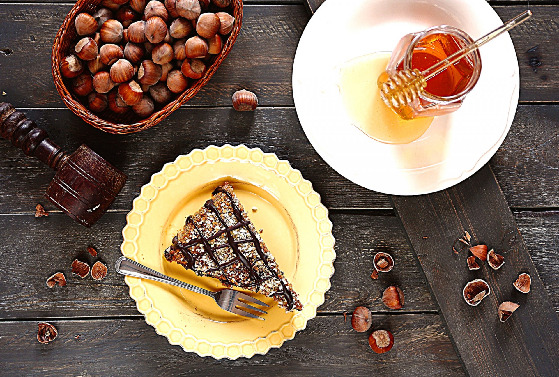 kuchen scheibe kuchen nüsse wald schokolade honig glas löffel essen dessert süß