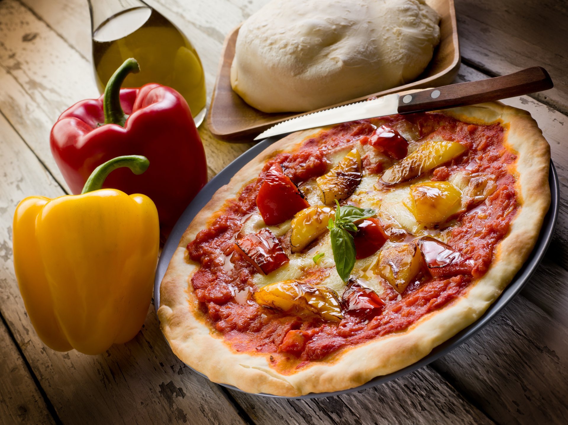 pizza cuisine italienne tomates oignon poivre huile d olive plat couteau tomate poivron saucisse fromage