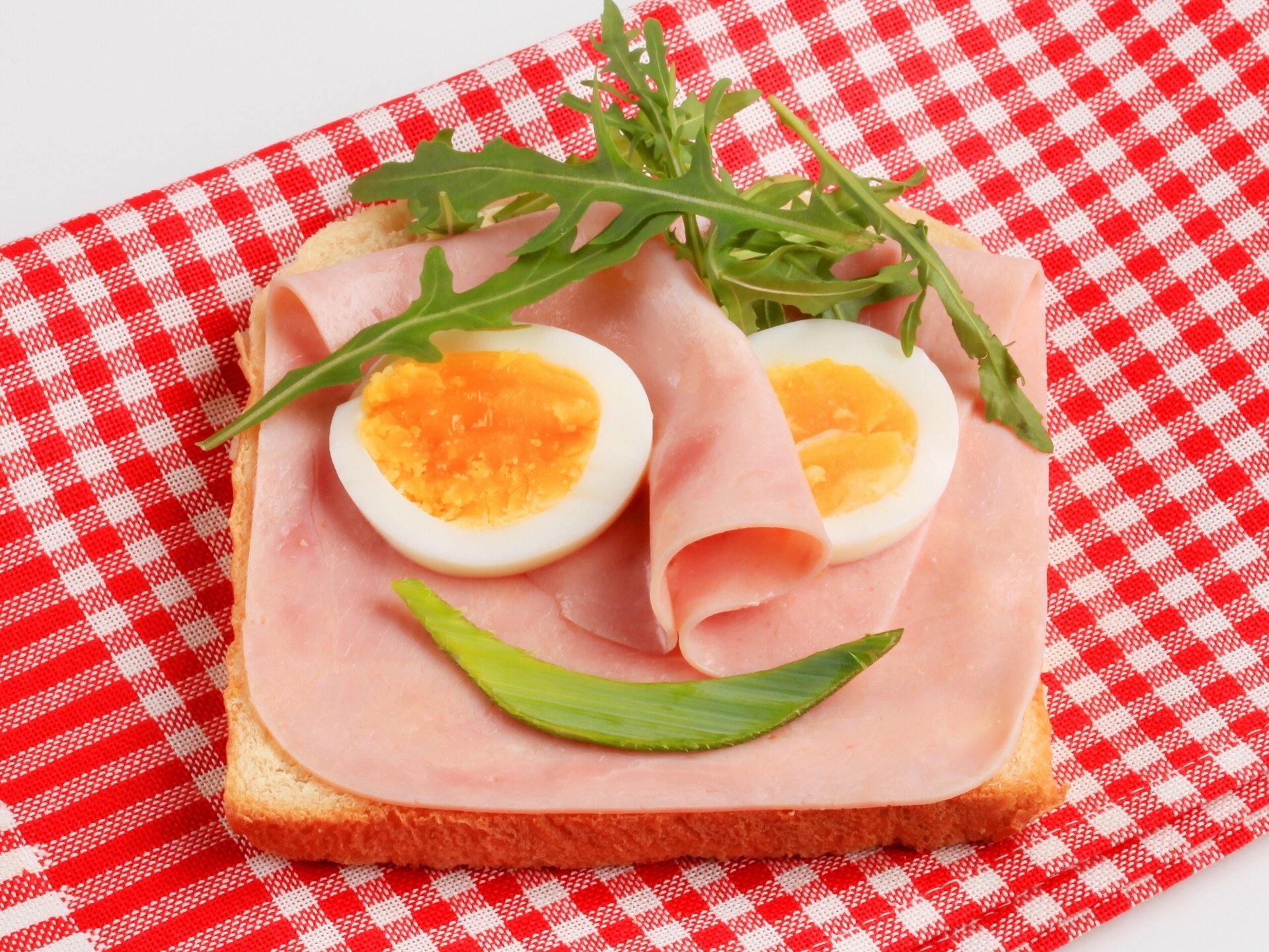 sandwich sandwich jambon oeufs roquette serviette