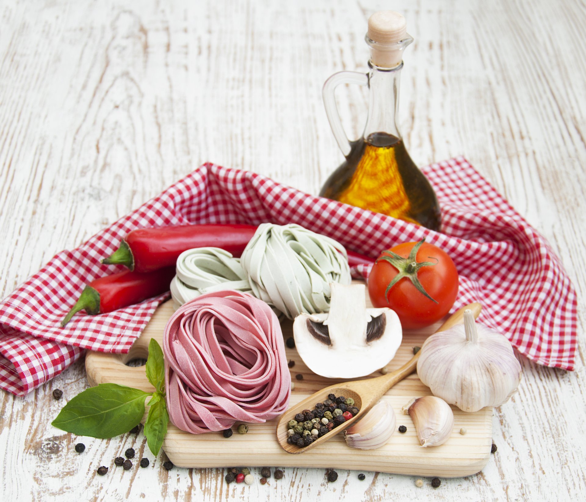 lebensmittel pasta pilze kräuter tomate öl pfeffer lebensmittel nudeln tomaten